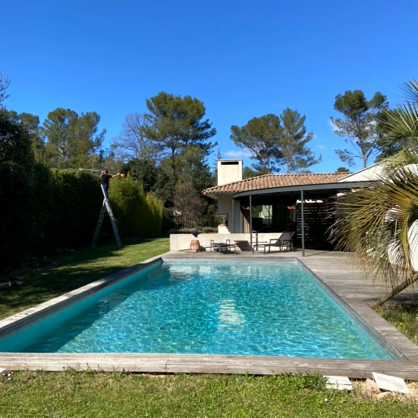 Jardin et piscine amenages par Les Jardins d'Eliade a Montpellier